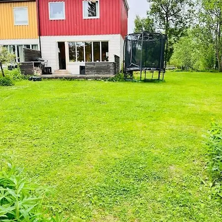 호텔 Beautiful House With Garden Close To The
